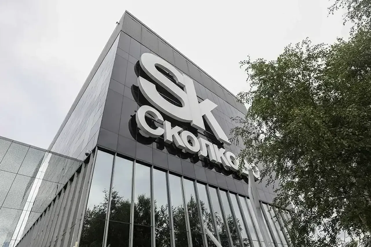 Skolkovo innovatsiya markazining binosi va uning fasadidagi yozuv.