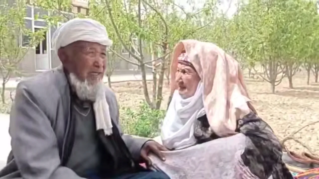 «There is no one left from our generation»: A touching conversation between a centenarian brother and sister