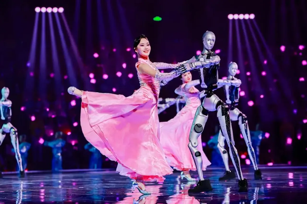 En Chine, 20 robots ont dansé aux côtés de 120 danseurs (vidéo)