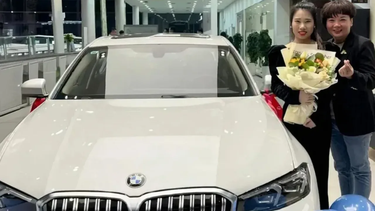 Restaurantbesitzerin in China schenkt zwei Mitarbeitern BMWs
