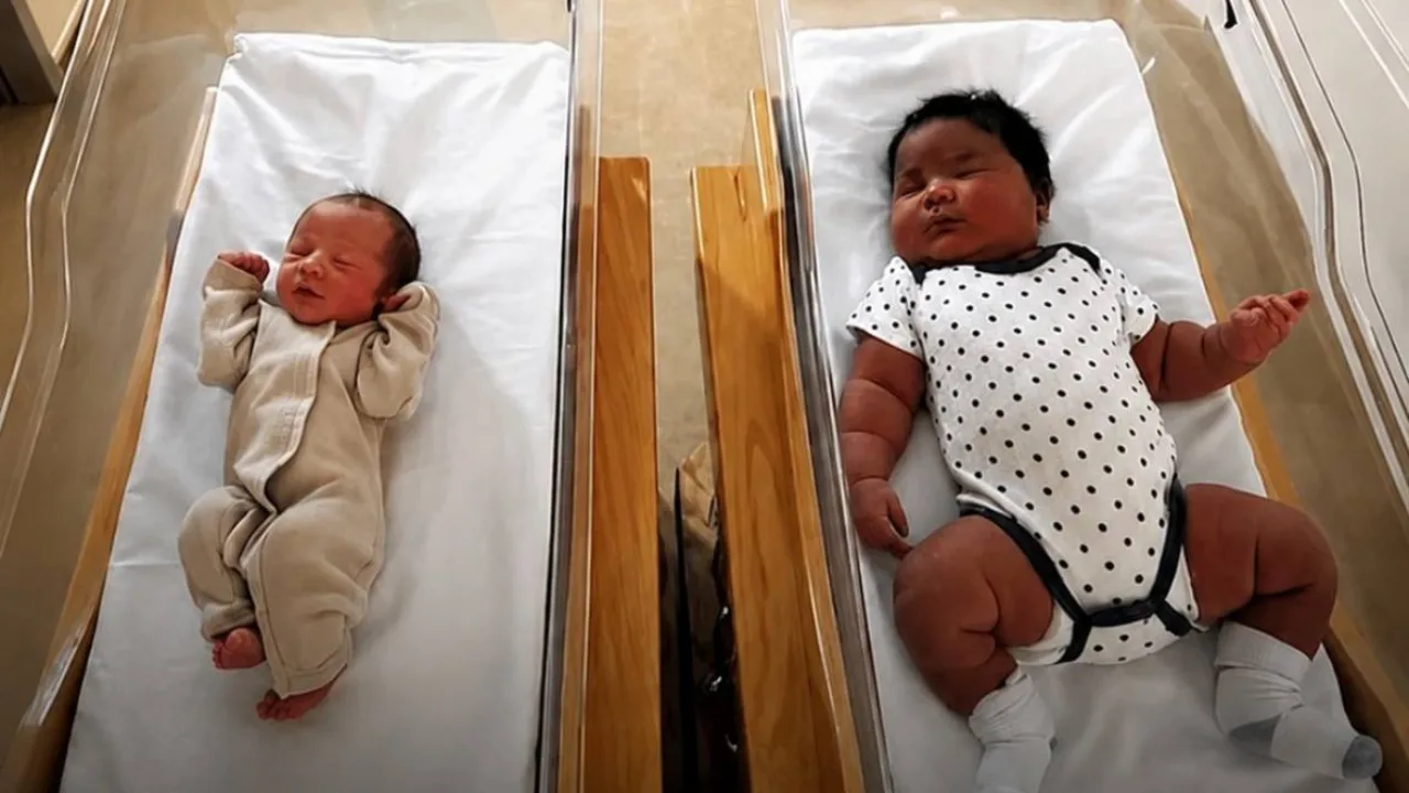 La différence de poids entre deux bébés nés le même jour a surpris tout le monde