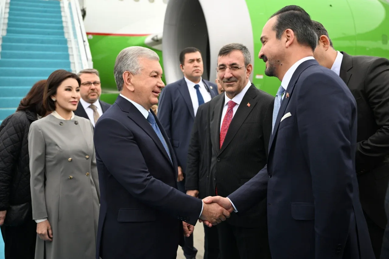 Shavkat Mirziyoyev rafiqasi bilan Anqaraga keldi — tarixiy sammitdan nimalar kutilmoqda?
