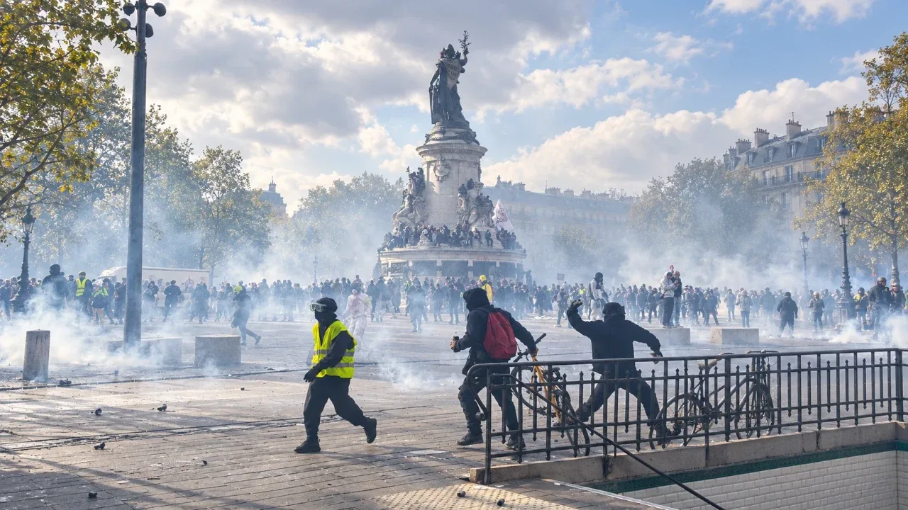 A new wave of mass protests begins in France: clashes in cities