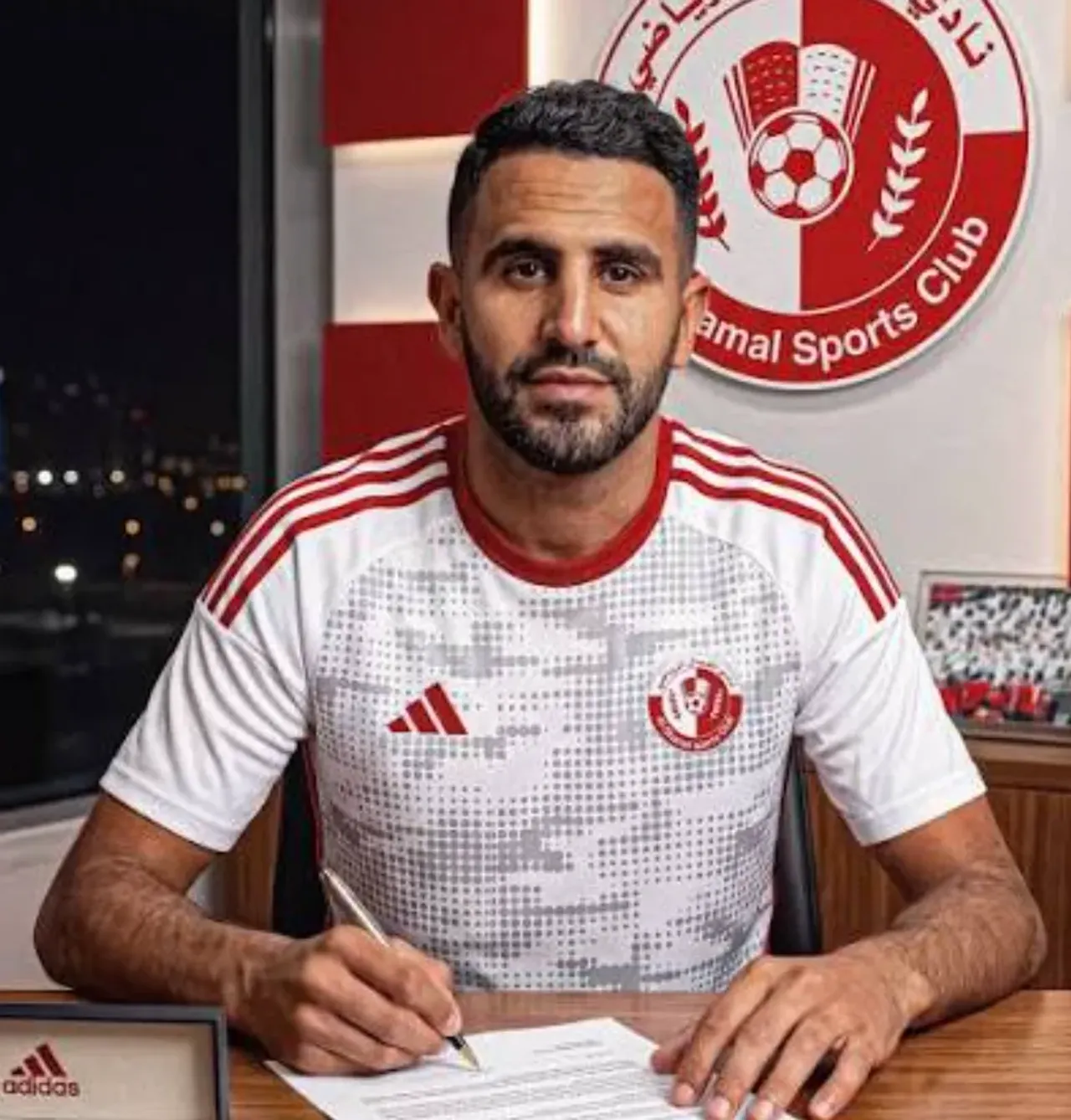 Riyod Mahrez Qatarning “Ash-Shamal” klubi bilan shartnoma imzoladi