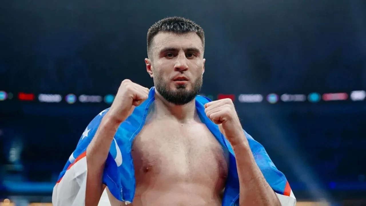 When will the bout between Bakhodir Jalolov and Solomon Dakres begin?