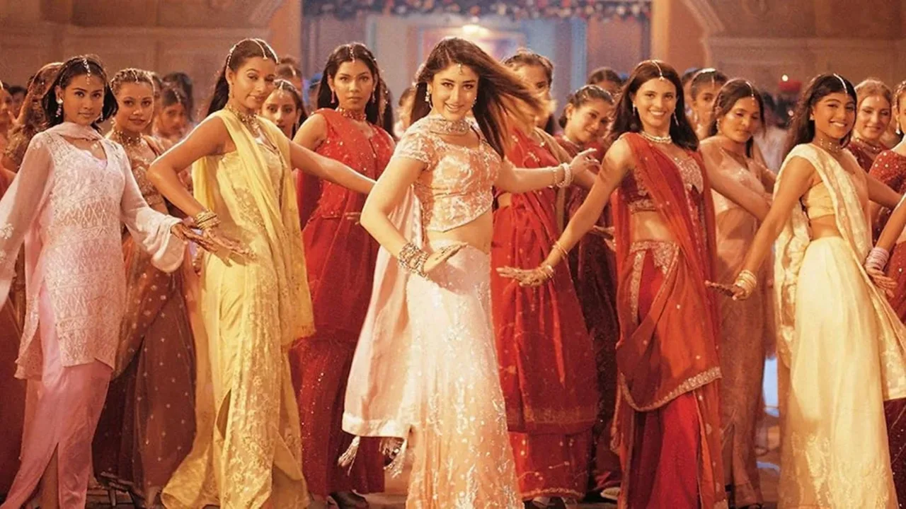 Hind liboslaridagi ayollar guruhining o‘rtasida Kareena Kapoor raqsga tushmoqda.