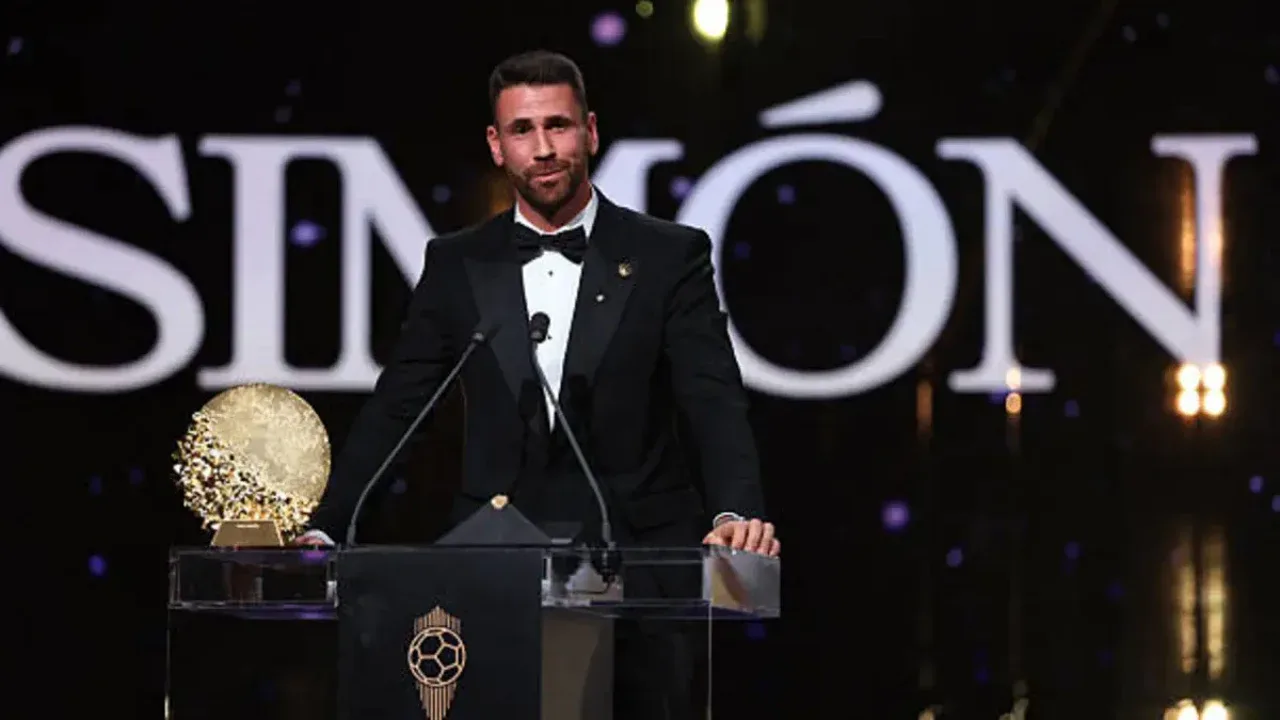 Simon Kurtua va Martinesni ortda qoldirib, dunyoning 1-raqamli darvozaboniga aylandi