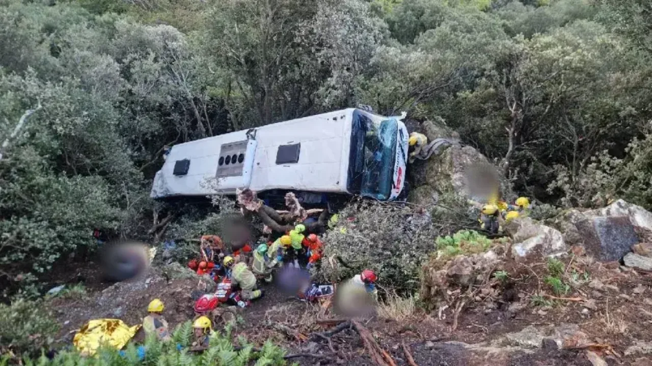 Bus falls into a 20-meter ravine in Spain, 87 people injured