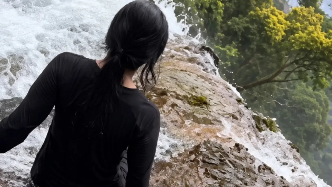 Une femme de 25 ans meurt après une chute dans une cascade en Indonésie