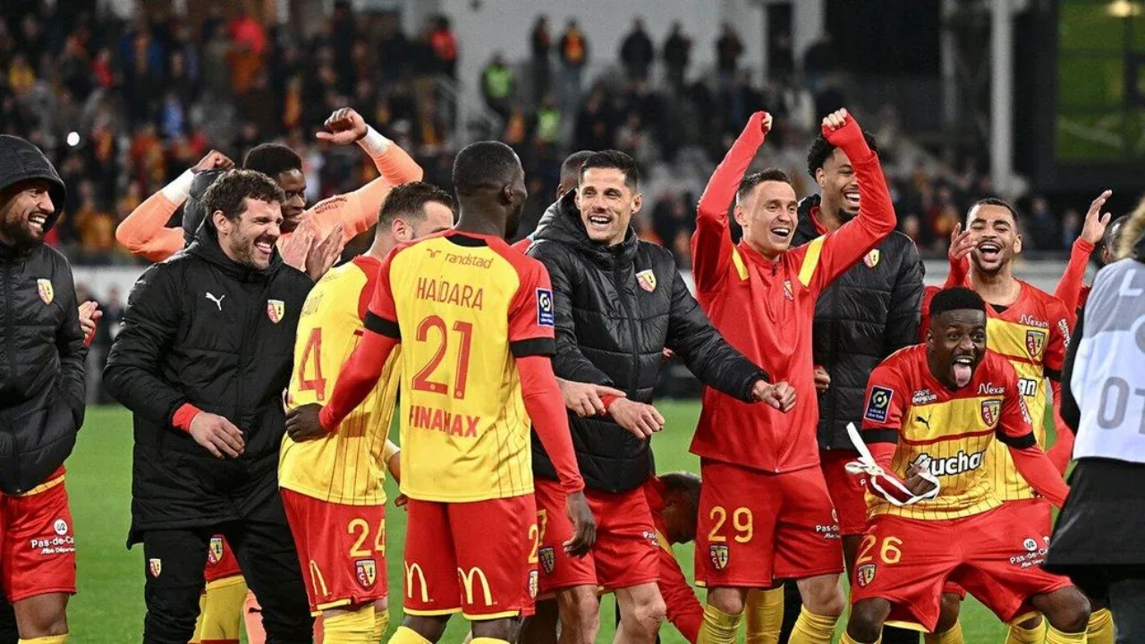 Lens bat Lyon dans un match dramatique malgré une infériorité numérique