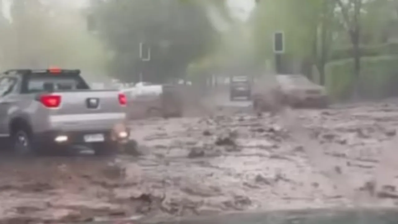 Şili'de şiddetli sel araçları ve otobüsü sürükledi (video)