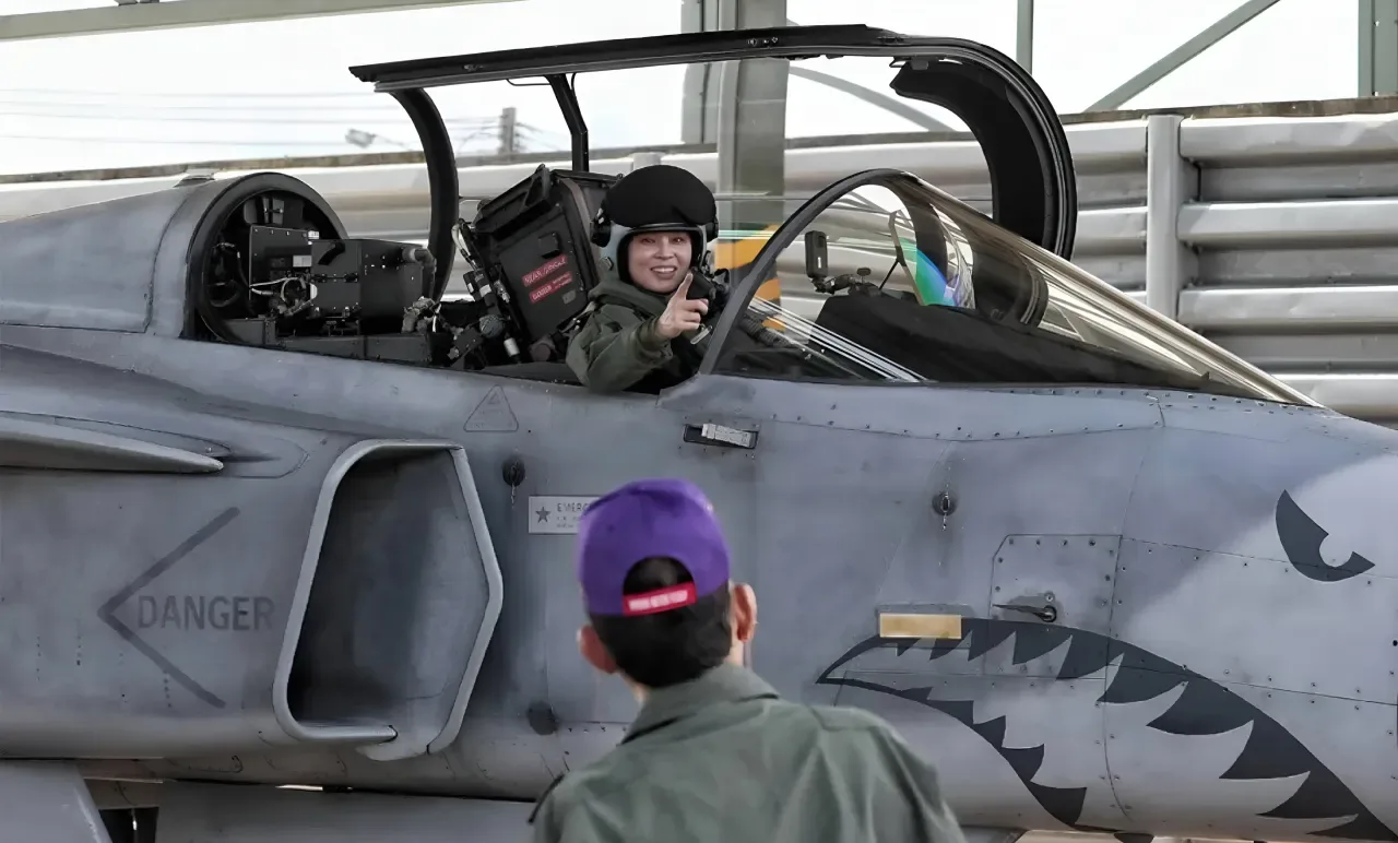 La reina de Tailandia realiza su primer vuelo en solitario en un avión de combate Gripen (video)
