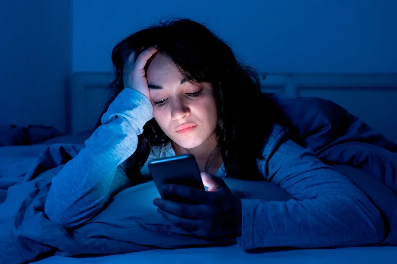 The danger of nighttime gadgets: Scientists reveal the consequences of staring at screens in the dark