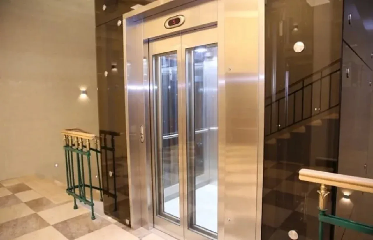 Transporting construction materials and waste in building elevators is strictly prohibited