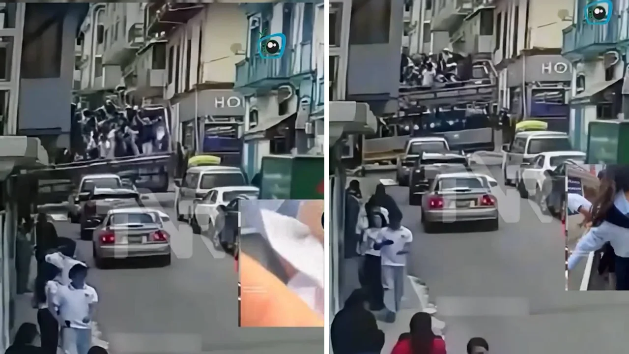 Ekvador'da yolcu dolu çift katlı otobüs devrildi