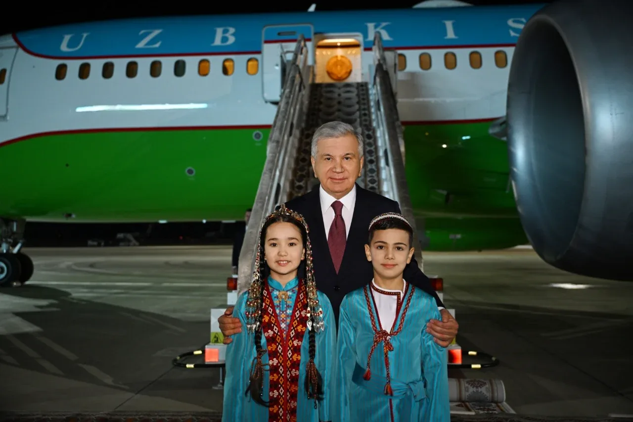 Шавкат Мирзиёев амалий ташриф билан Туркманистонга келди (фото)