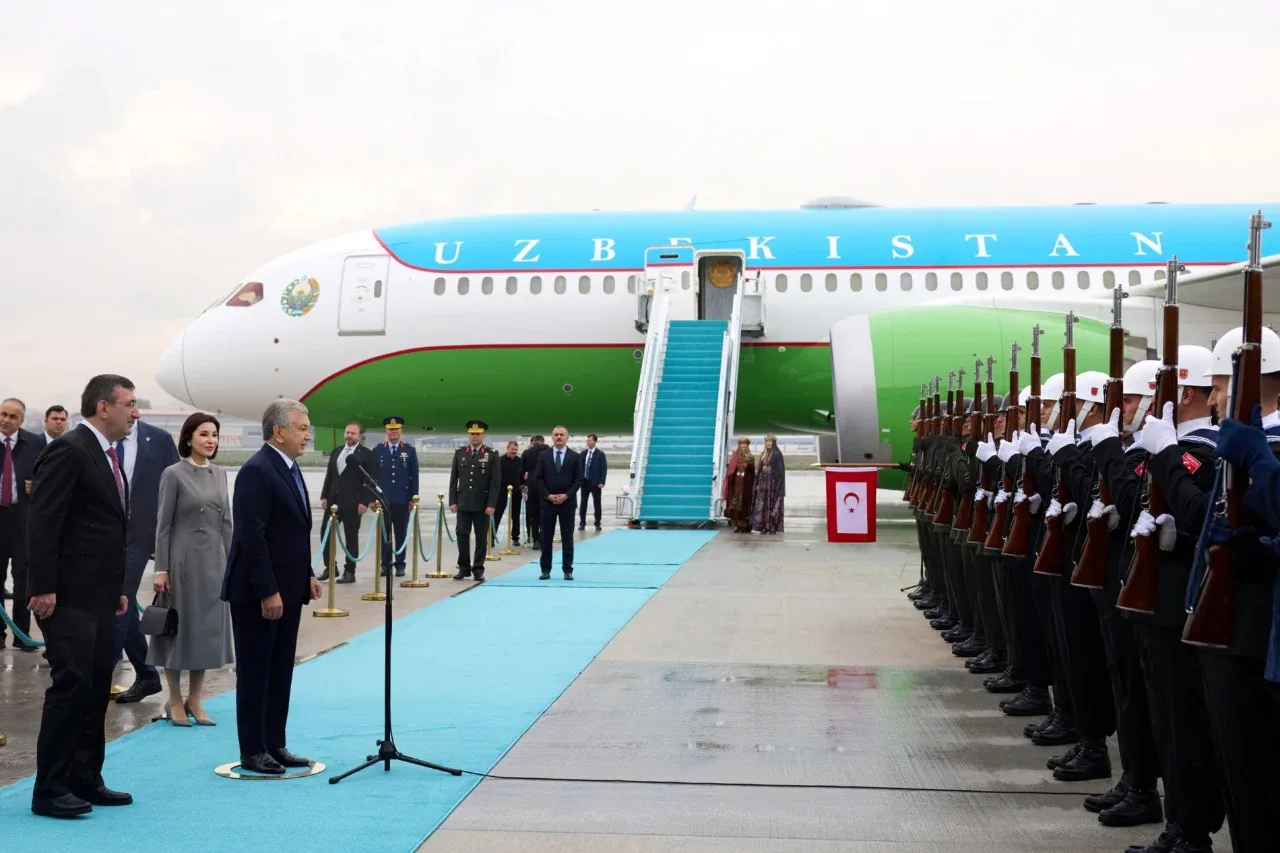 Shavkat Mirziyoyev rafiqasi bilan Anqaraga keldi — tarixiy sammitdan nimalar kutilmoqda?