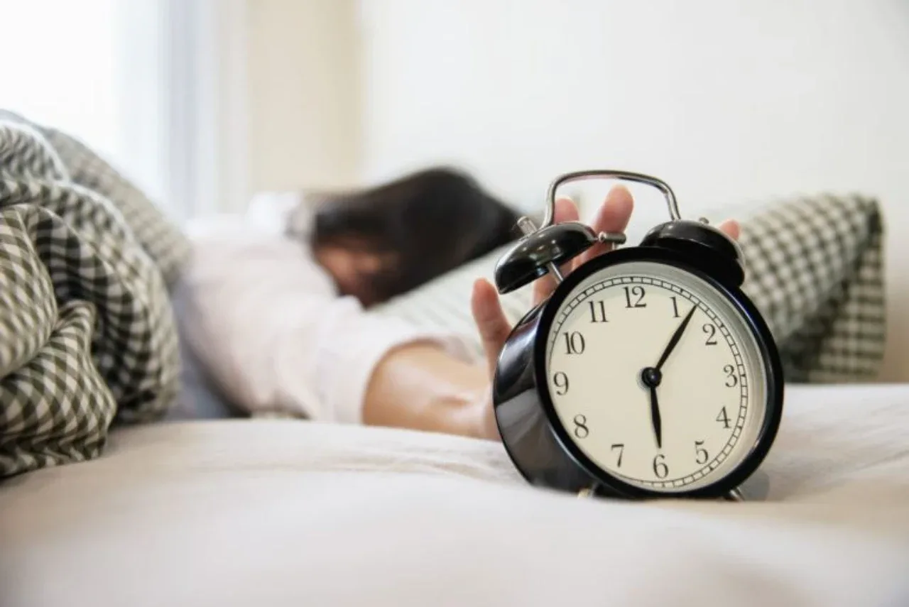 Waking up refreshed: Why you shouldn't jump out of bed immediately after the first alarm