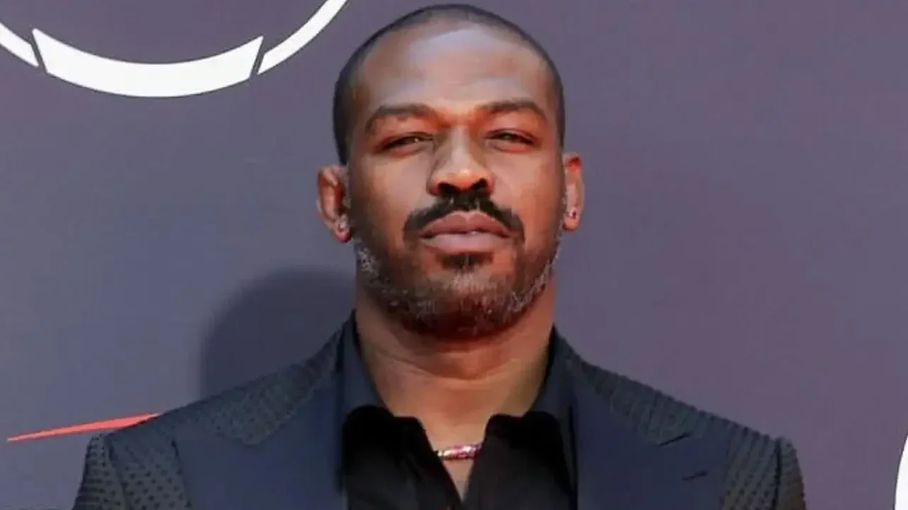 „Der Handschuh mit dem blauen Band“: Jon Jones kündigt Quiz für Fans an