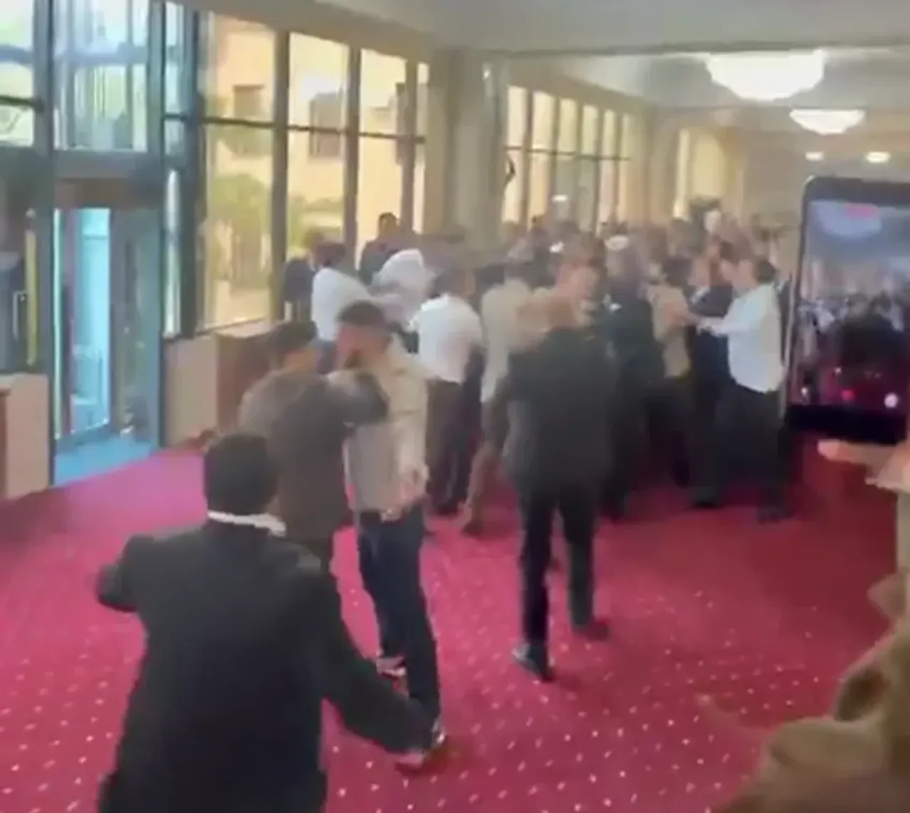 Rostros ensangrentados y ropa desgarrada: detalles de la pelea en el Parlamento armenio (video)