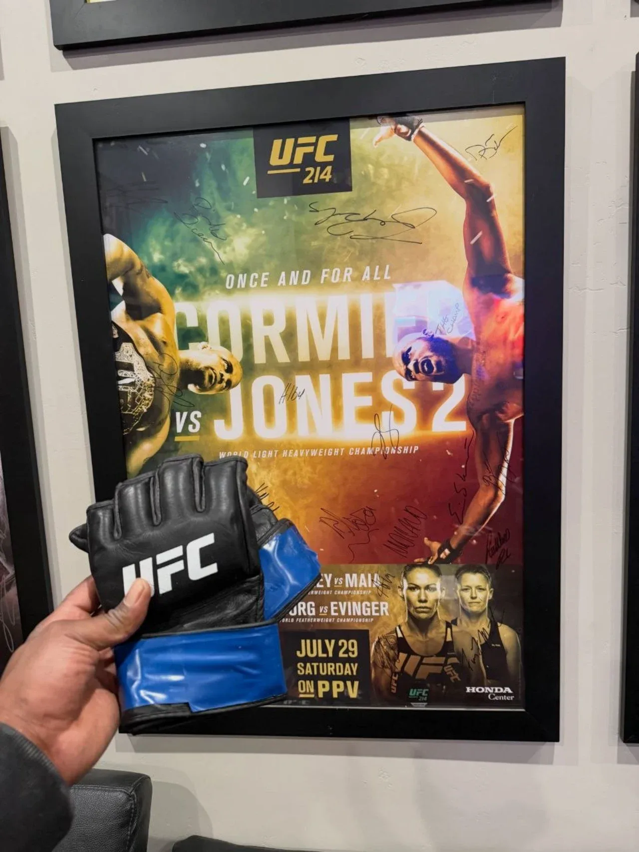 “A rare glove with a blue tape”: Jon Jones announces a quiz that surprised fans