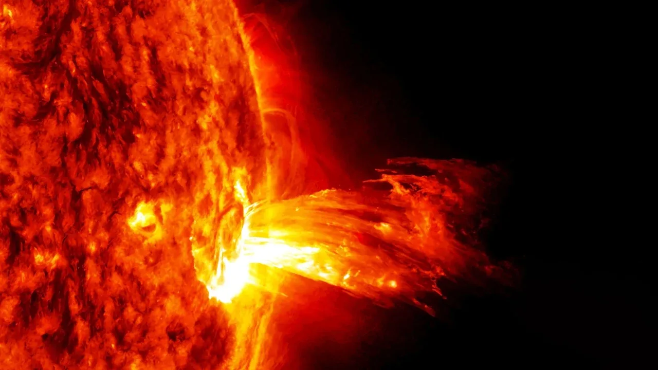 Powerful explosion occurs on the Sun: How will a strong flare on the Sun's surface affect Earth?