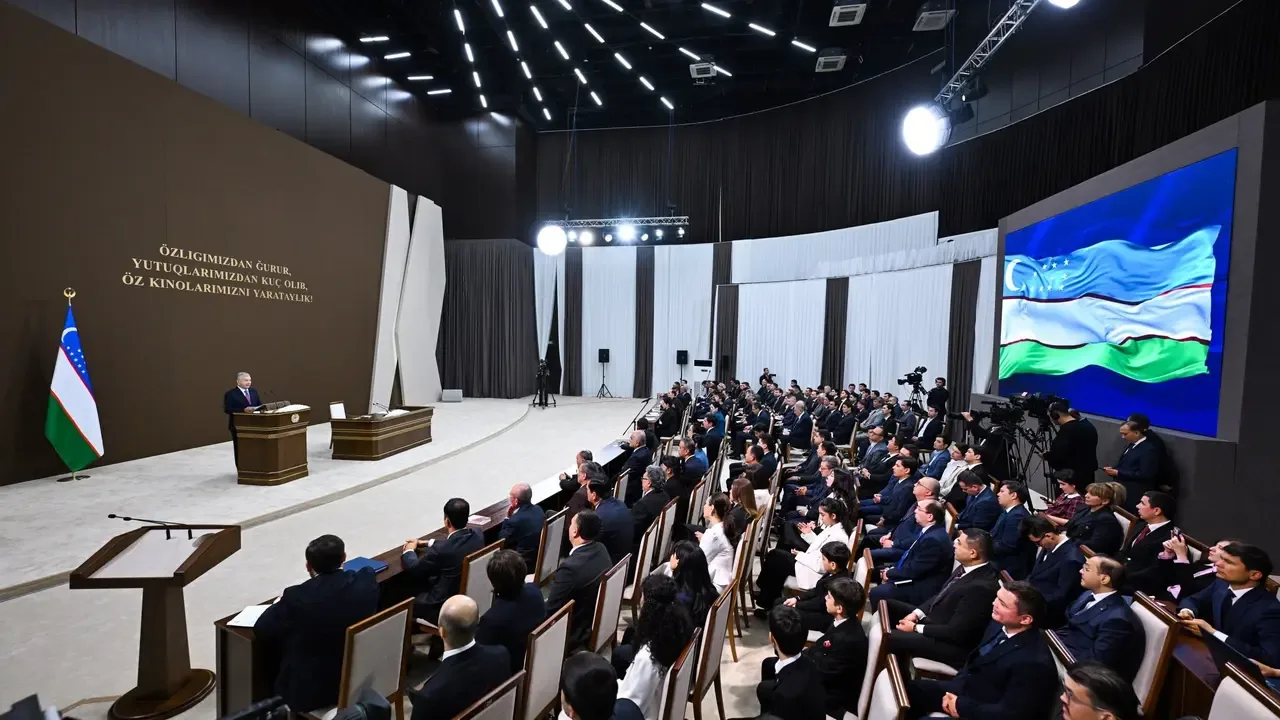 Prezident Shavkat Mirziyoyev katta anjumanlar zalida yig‘ilganlar oldida nutq so‘zlamoqda.