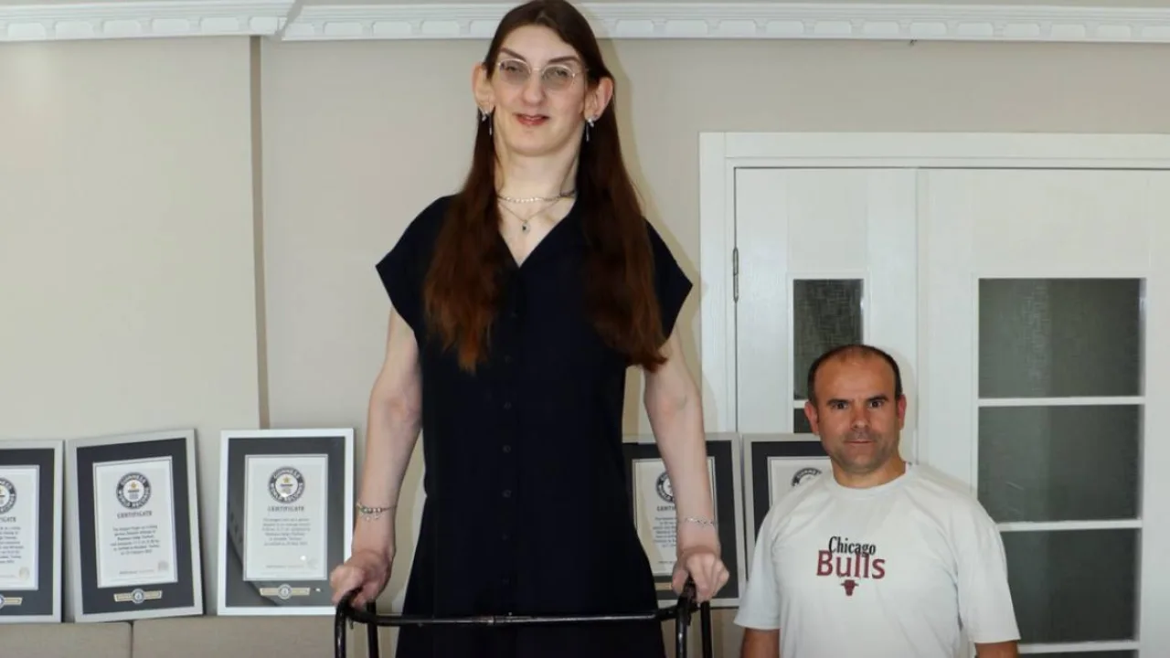 La femme turque la plus grande du monde est entrée huit fois dans le Guinness des records !