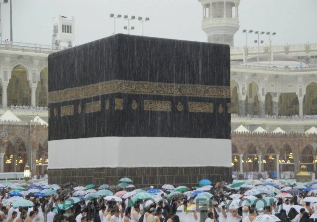 Makkada “qizil” xavf darajasi: Ka’ba atrofida jala ostida tavof davom etmoqda (video)