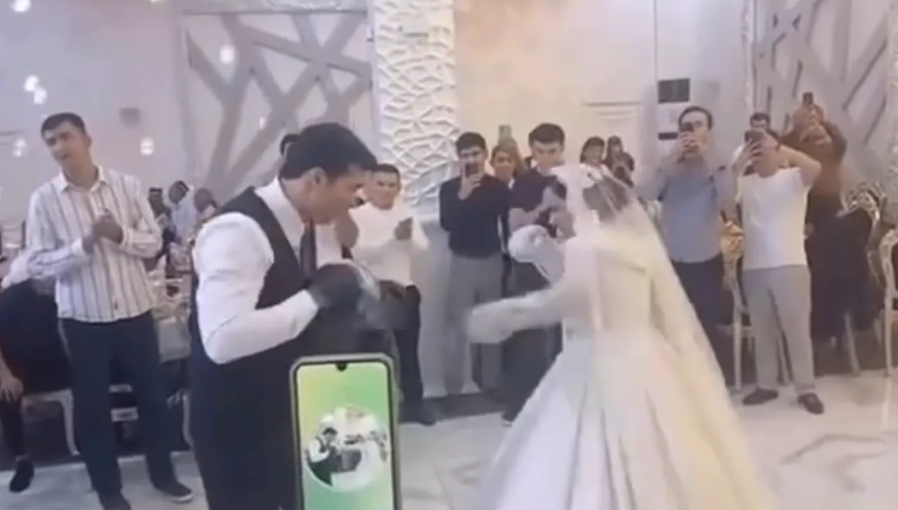 Wedding hall turned into a ring: Bride and groom put on a real boxing show at their wedding (video)