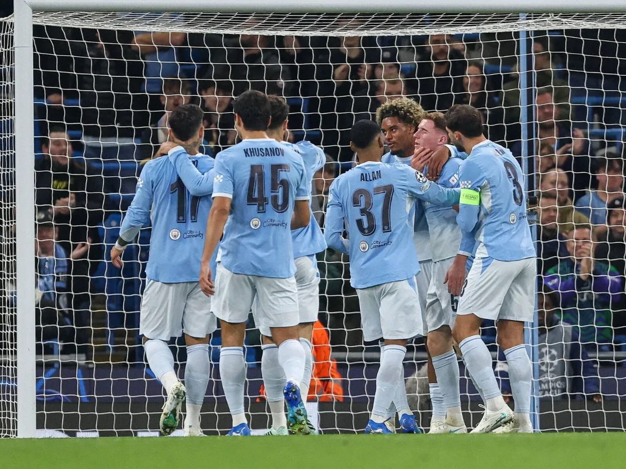 4 Tore und ein nervenaufreibendes Elfmeterschießen: Manchester City zittert sich gegen Brighton weiter