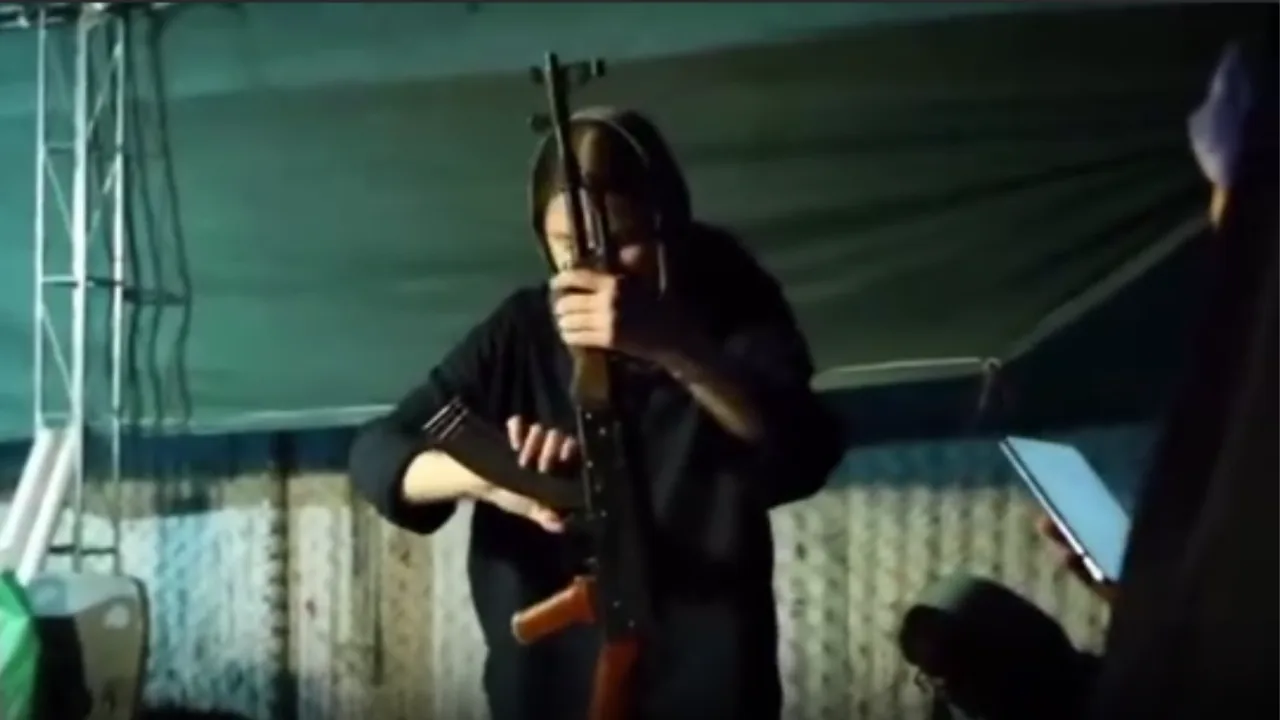 Eronlik qiz Kalashnikov avtomatini 21 soniyada qismlarga ajratib, qayta yig‘di (video)