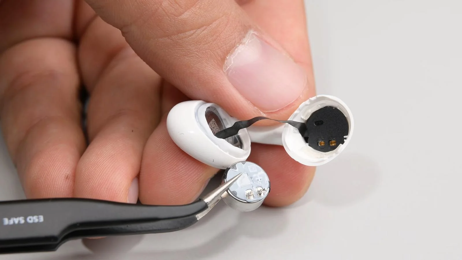 Apple oʻn yillikda ilk bor AirPods quloqchinlarida almashtiriladigan akkumulyatorlarni joriy etdi