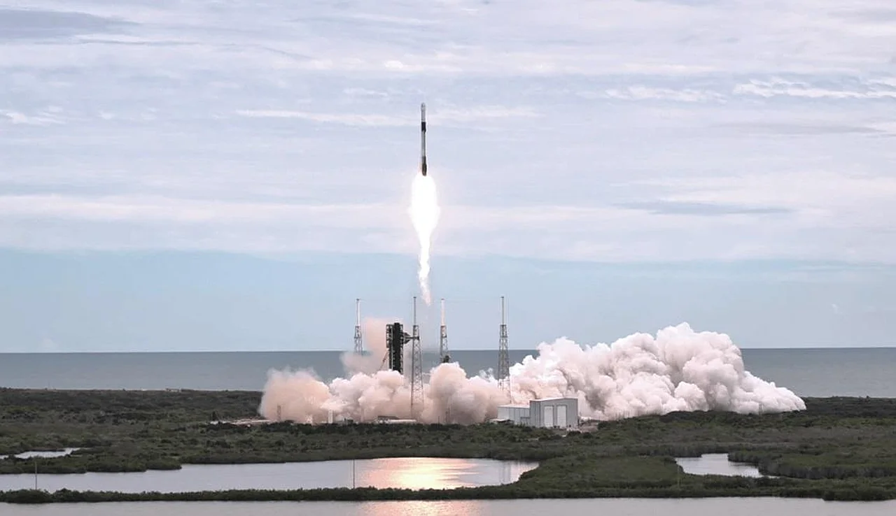 Falcon 9 космик кемаси Крев-13 миссияси билан ХКСга йўл олди